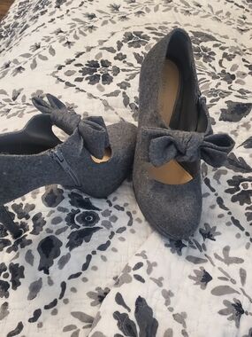 Gianni Bini Ariellah platform heels in "Smoke Grey".